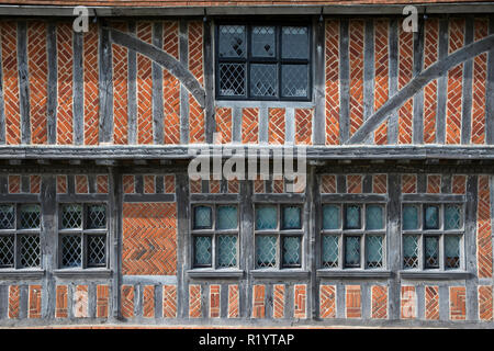 Détail de brique et de pittoresques maisons à pans de 16e siècle sans objet Hall Museum avec la lumière au plomb windows - L'hôtel de ville - à Aldeburgh, Suffolk, Angleterre, Banque D'Images