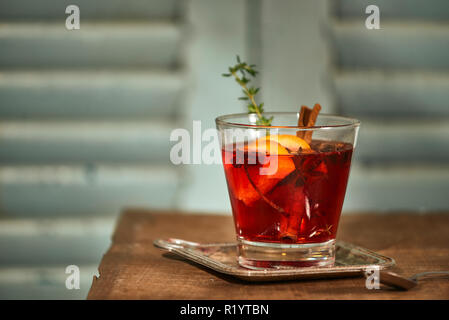 Noël ou Thanksgiving boire. L'automne et l'hiver cocktail - grog, sangria, vin chaud chaud avec du thé, citron, Rome, la cannelle, l'anis et autres épices. Banque D'Images