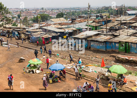 Avis d'une section de Kibera montrant shack de fortune et de logement les résidents allant sur la vie quotidienne, Nairobi, Kenya Banque D'Images