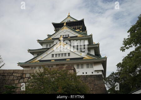Le Château d'Osaka est l'un des sites les plus célèbres du Japon et il a joué un rôle majeur dans l'unification du Japon au xvie siècle. Banque D'Images