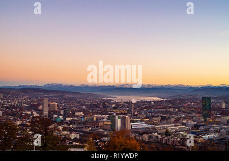 La ville de Zurich à partir de vista au sommet d'Hongg en automne après le coucher du soleil avant l'heure bleue des tons chaleureux Banque D'Images