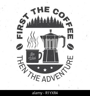 Le café d'abord puis l'aventure. Vector illustration. Concept pour le badge, une chemise ou un logo, print, stamp ou tee. Typographie vintage avec design tasse campin, cafetière italienne et de la forêt d'ossature. Illustration de Vecteur