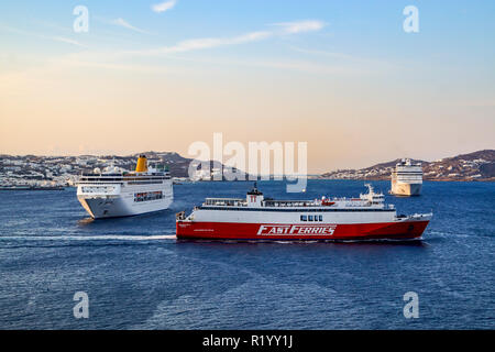 Voiture fast ferries ferry Theologos et à la ville de Mykonos Mykonos island sur dans le groupe des Cyclades dans la mer Égée Grèce Banque D'Images