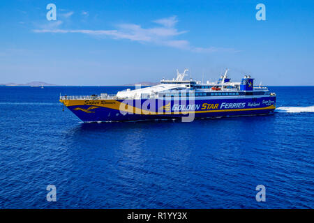 Golden Star Ferries voiture à grande vitesse et de passagers super Runner près de Mykonos Mykonos Island sur le groupe dans les Cyclades dans la mer Égée Grèce Banque D'Images