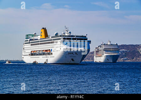 Costa Croisières Costa Riviera navire à l'ancre à l'extérieur de la ville de Mykonos à Mykonos L'île des Cyclades en mer Egée Grèce groupe & MSC Poesia droit Banque D'Images