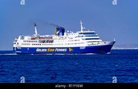 Golden Star Ferries location et de passagers Superferry II près de la ville de Mykonos à Mykonos Island dans le groupe des Cyclades dans la mer Égée Grèce Banque D'Images