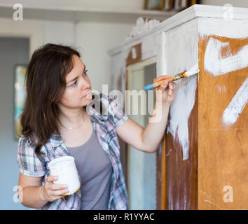 Heureux femme fait des réparations dans l'appartement et les peintures penderie Banque D'Images