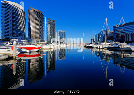 Victoria Harbour Marina Réflexions, Melbourne Docklands, Victoria, Australie Banque D'Images