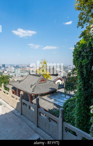 Avis de Jinan, Chine Surplombant les toits du temple du Buddha mountain 1000 Banque D'Images