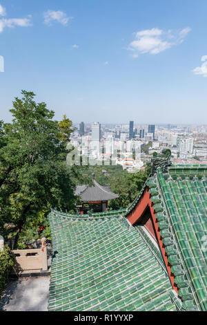 Avis de Jinan, Chine Surplombant les toits du temple du Buddha mountain 1000 Banque D'Images