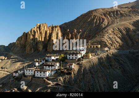 La première lumière du jour brillant sur les maisons de Dankhar Village, qui est situé au-dessus de la vallée de Spiti Banque D'Images