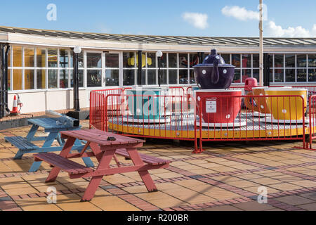 WORTHING, West Sussex/UK - Novembre 13 : hors de saison dans le Lido à Worthing West Sussex le 13 novembre, 2018 Banque D'Images