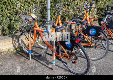 WORTHING, West Sussex/UK - Novembre 13 : orange pour vélos de location à Worthing West Sussex le 13 novembre, 2018 Banque D'Images