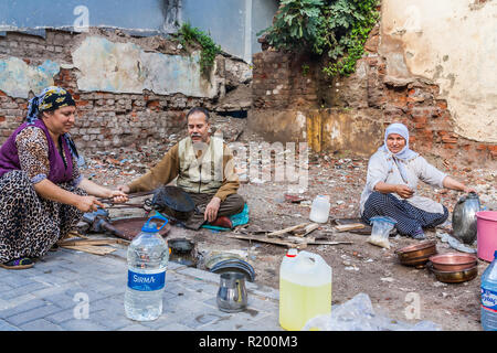 Istanbul, Turquie, le 13 novembre 2012 : Tinkers étamage des pots dans la rue dans le quartier de Balat. Banque D'Images