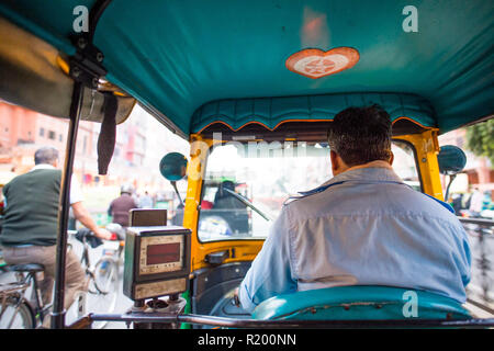 Un pousse-pousse (également connu sous le nom de Tuc Tuc) conducteur conduit dans les rues d'Agra en Inde. Banque D'Images