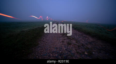 Peinture lumière lampe de poche avec en paysage de nuit. longue exposition peinture lumière lumières nuit nature paysage. Peinture de lumière au niveau du terrain Banque D'Images