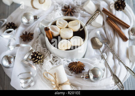 Une tasse de café et de la guimauve dans la nouvelle année table de Noël Banque D'Images