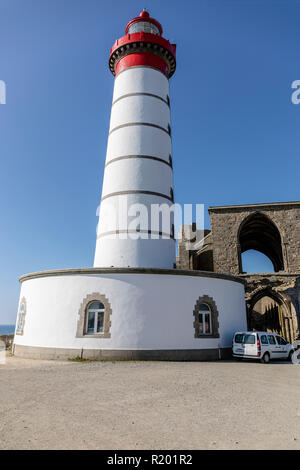 Le phare de St Mathieu et abbey ruins Banque D'Images