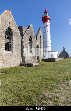 Le phare de St Mathieu et abbey ruins Banque D'Images