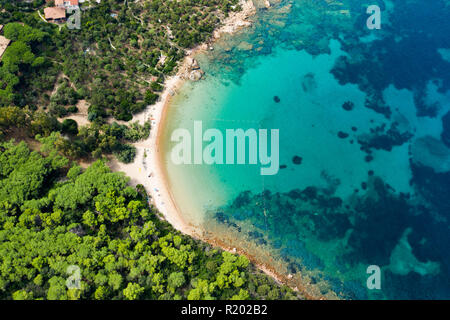 Vue aérienne spectaculaire d'une belle plage sauvage baignée par une mer turquoise et claire, Sardaigne, Italie. Banque D'Images