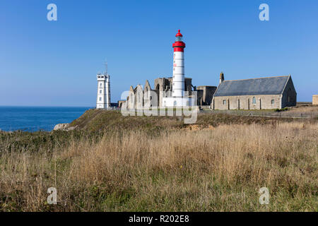 Le phare de St Mathieu, station des garde-côtes, et Abbey ruins Banque D'Images