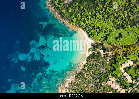 Vue aérienne spectaculaire d'une belle plage sauvage baignée par une mer turquoise et claire, Sardaigne, Italie. Banque D'Images