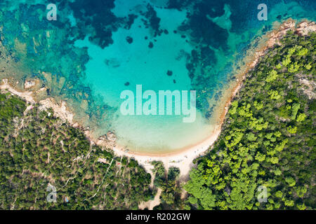 Vue aérienne spectaculaire d'une belle plage sauvage baignée par une mer turquoise et claire, Sardaigne, Italie. Banque D'Images