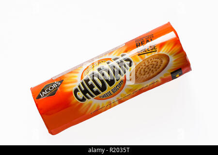 Sachet de Jacob's de Cheddars, des biscuits au fromage au four de Cheddars, isolé sur fond blanc Banque D'Images