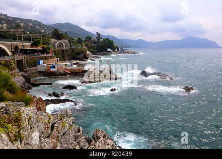 Vue panoramique sur le golfe du Tigullio avec le temps orageux de la promenade sur la côte rocheuse de Gênes Gênes, ligurie, italie Banque D'Images