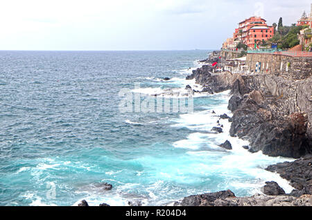 Vue panoramique sur le golfe du Tigullio avec le temps orageux de la promenade sur la côte rocheuse de Gênes Gênes, ligurie, italie Banque D'Images