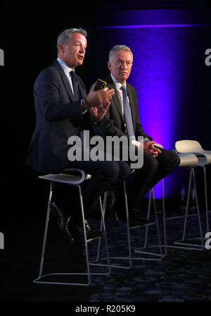 Président exécutif de l'ATP et le président, Chris Kermode (à gauche) et l'Australie de Tennis, PDG Craig Tiley parler au cours de la compétition de l'équipe d'ATP annonce lors de la cinquième journée de l'ATP Nitto finale au O2 Arena, Londres. Banque D'Images