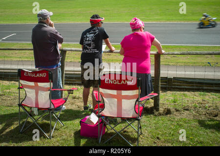 Les spectateurs de course de moto avec des chaises marqués d'Angleterre et le St George's Flag, à Castle Combe, Wiltshire Banque D'Images