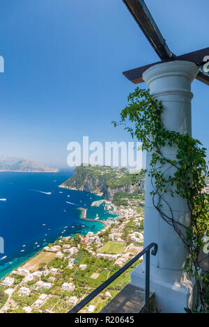 Vue de Capri port depuis le jardin de la Villa San Michele, Anacapri, Italie Banque D'Images