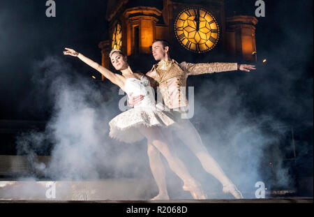 Performance avec Cendrillon Scottish ballet dancers, Béthanie, Kingsley-Garner qui joue Cendrillon et son prince charmant Christopher Harrison, danser sur le toit de l'Hôtel Balmoral à Édimbourg comme l'horloge se prépare à la grève à minuit. Banque D'Images