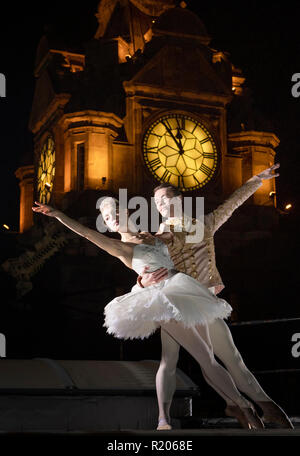 Performance avec Cendrillon Scottish ballet dancers, Béthanie, Kingsley-Garner qui joue Cendrillon et son prince charmant Christopher Harrison, danser sur le toit de l'Hôtel Balmoral à Édimbourg comme l'horloge se prépare à la grève à minuit. Banque D'Images