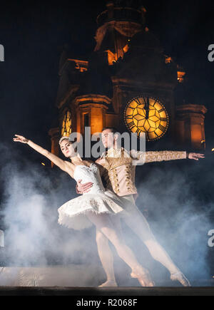 Performance avec Cendrillon Scottish ballet dancers, Béthanie, Kingsley-Garner qui joue Cendrillon et son prince charmant Christopher Harrison, danser sur le toit de l'Hôtel Balmoral à Édimbourg comme l'horloge se prépare à la grève à minuit. Banque D'Images