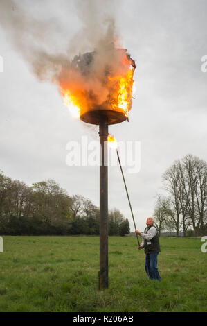 Le village d'éclairage avec une torche enflammée de balise pour célébrer le 90e anniversaire de la Reine à Rotherfield Greys, 2016 Banque D'Images