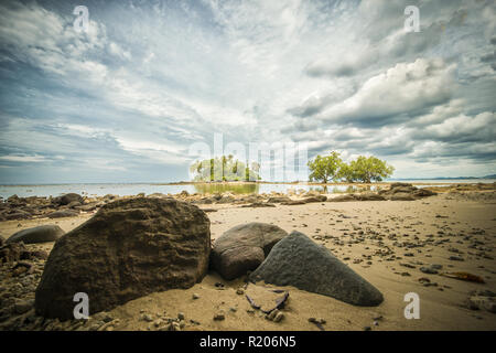 Belle petite île vu de Naiyang Beach à Phuket, Thaïlande Banque D'Images