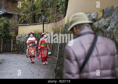 KYOTO - JAPON - 10 janvier 2018 : Trois jeune geisha sont à pied sur le chemin de Kiyomizu-Dera temple de Kyoto. Banque D'Images