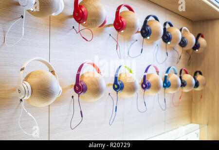 BANGKOK, THAÏLANDE - 11 novembre 2018 : casque Beats pour tests utilisateurs sur l'Apple Store Apple Store en Iconsiam à Bangkok en Thaïlande. Banque D'Images