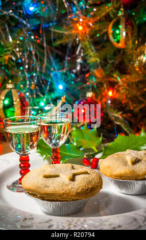 Une ambiance festive de plaque mince pies et sherry avec arbre de Noël et des lumières. Banque D'Images