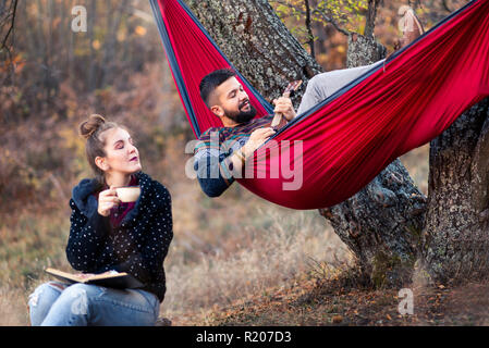 Couple sur le mode de vie en plein air, pique-nique Banque D'Images