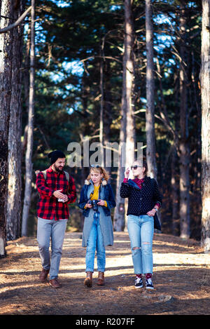 Groupe d'amis en randonnée dans la forêt Banque D'Images