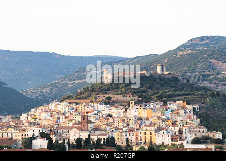 Le beau village de Bosa avec maisons colorées et un château médiéval au sommet de la colline. Bosa est situé dans le nord-ouest de la Sardaigne, Italie. Banque D'Images