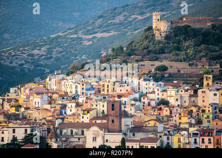 Le beau village de Bosa avec maisons colorées et un château médiéval au sommet de la colline. Bosa est situé dans le nord-ouest de la Sardaigne, Italie. Banque D'Images