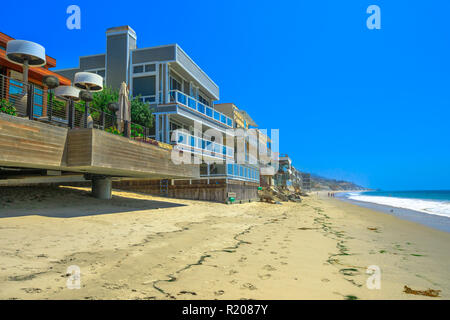 La côte ouest de la Californie. Maisons sur la plage de Malibu plage carbone populaires aussi appelée plage de la milliardaire de nombreuses maisons de personnes célèbres. Paysage du littoral de Malibu dans une journée ensoleillée d'été. Banque D'Images