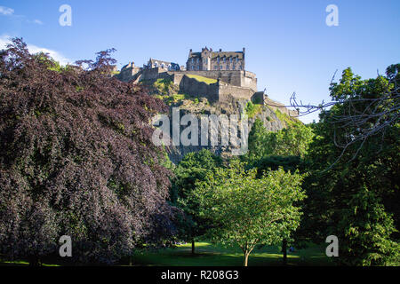 Edimbourg/Ecosse - 11 juillet 2014 : le château d'Édimbourg sur journée ensoleillée avec ciel bleu Banque D'Images