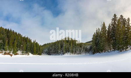 Magnifique panorama de paysages d'hiver dans les montagnes. lac gelé recroquevillés de neige. épinettes, sur la rive du beau temps merveilleux. Banque D'Images