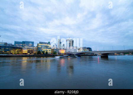 Londres/Angleterre - 06.03.2014 : Londres Quartier Financier de la ville de Thames view at Dusk Banque D'Images