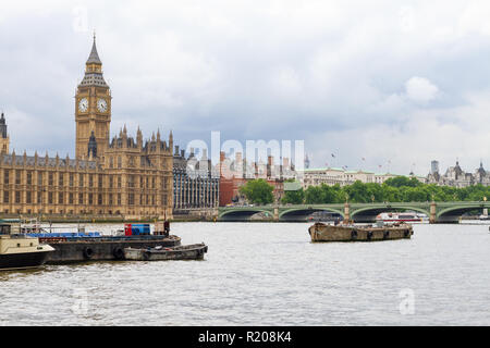 Londres/Angleterre - 06.03.2014 : London Westminster Bridge avec les Chambres du Parlement en arrière-plan sur la journée d'été avec des nuages gris Banque D'Images